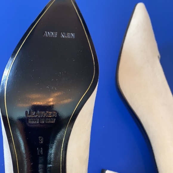 NWOT Anna Klein Suede Pumps - Picture 5 of 8